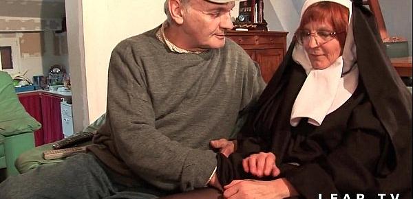  Une vieille nonne baisee et sodomisee par Papy et son pote